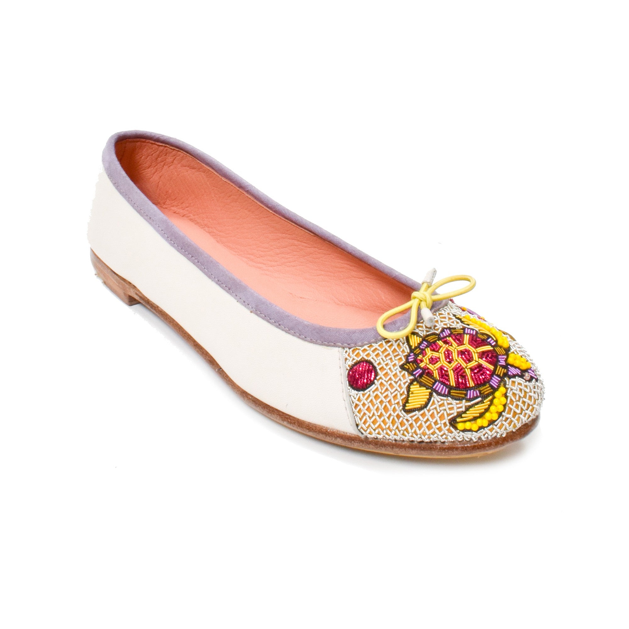Ballerines Darwin brodées à la main avec des motifs de tortues sur cuir luxueux, fabriquées à partir de matériaux durables.