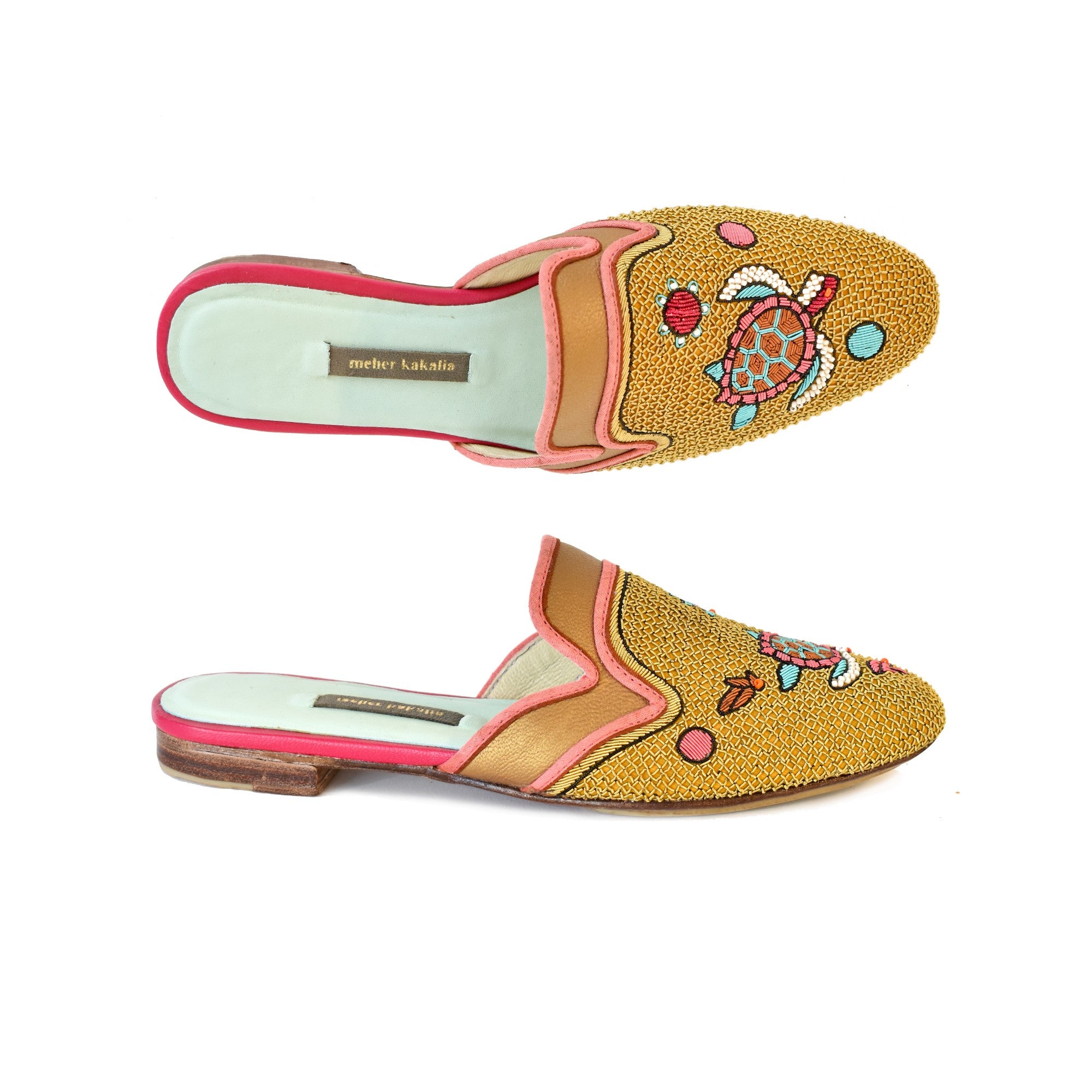 Sustainable and chic Darwin Slippers with turtle motifs. Ideal for beach vacations and summer resorts. Embroidered by hand.