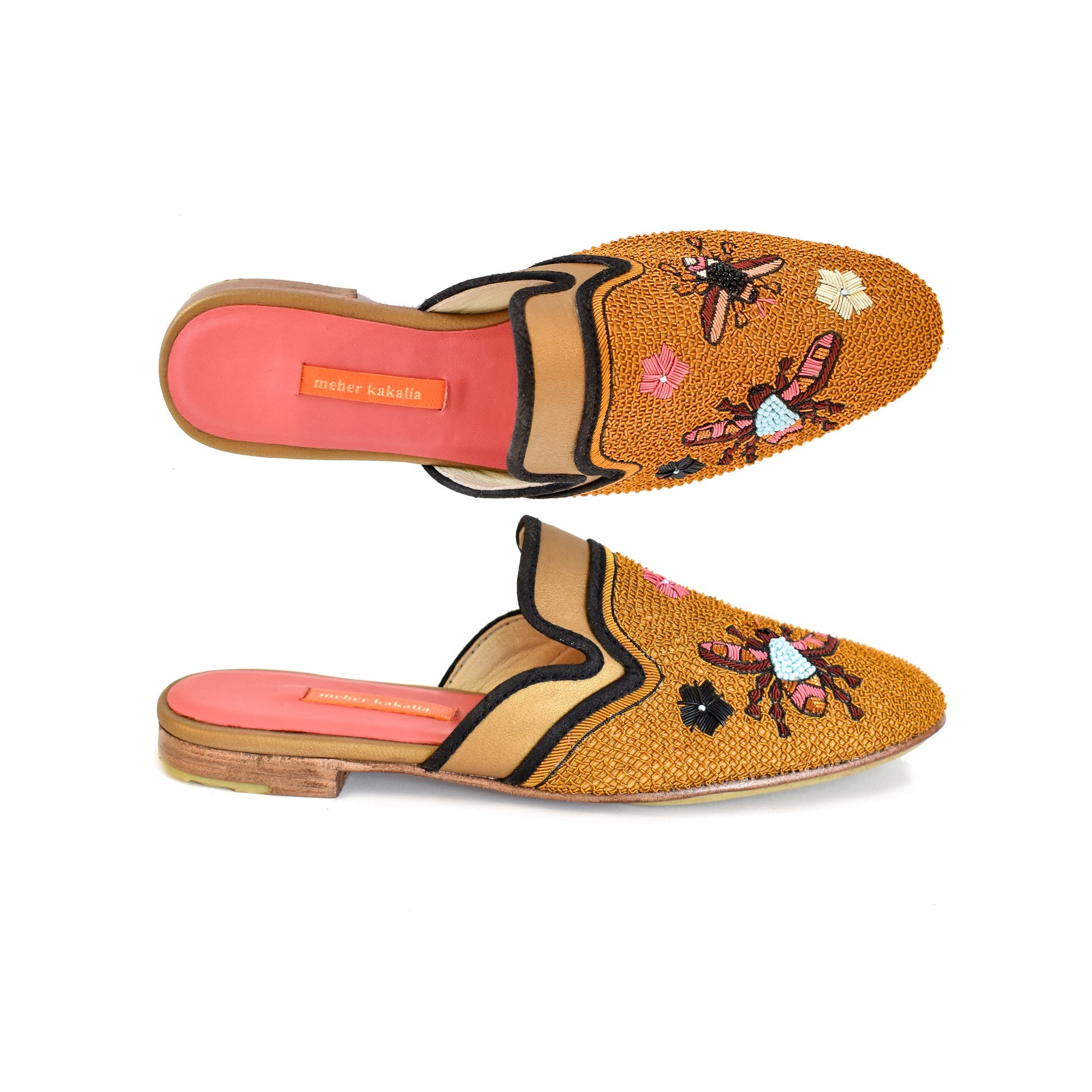 Pantoufles en cuir éco-responsable, brodées à la main avec des motifs floraux et des abeilles, parfaites pour l'été.