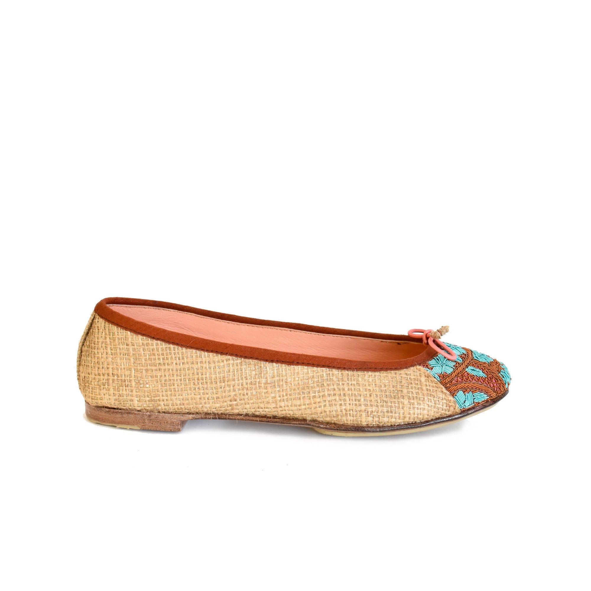 Ballerines brodées faites-main en jute naturel de Meher Kakalia, broderie bleue et brune, chaussures plates pour l'été