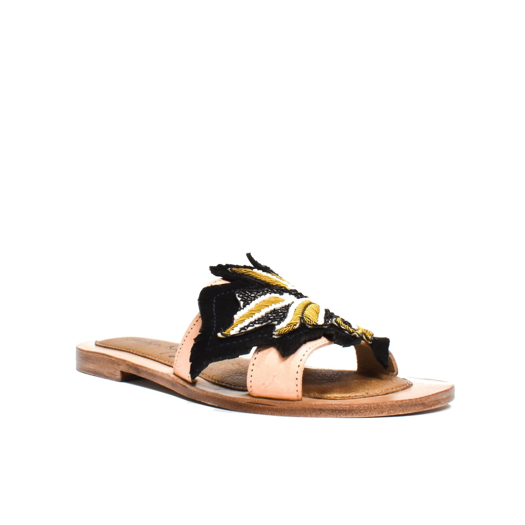 Palm Gobi Slide portées avec une robe noire, élégantes sandales en cuir avec broderie feuille de palmier.