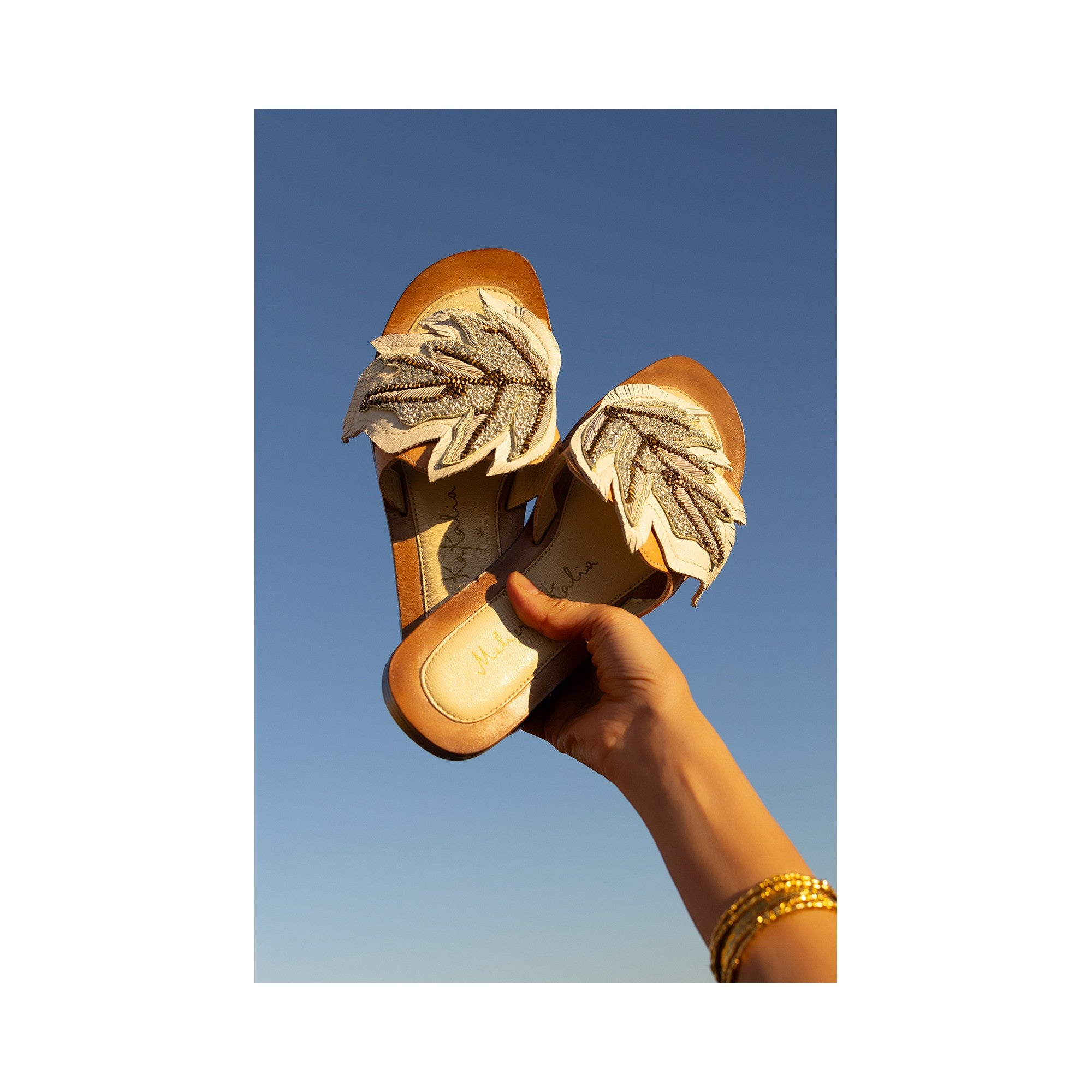 Chaussons brodés à la main, Palm Gobi Slide blanc, pour vos vacances d’été – un choix élégant pour un style chic et durable.