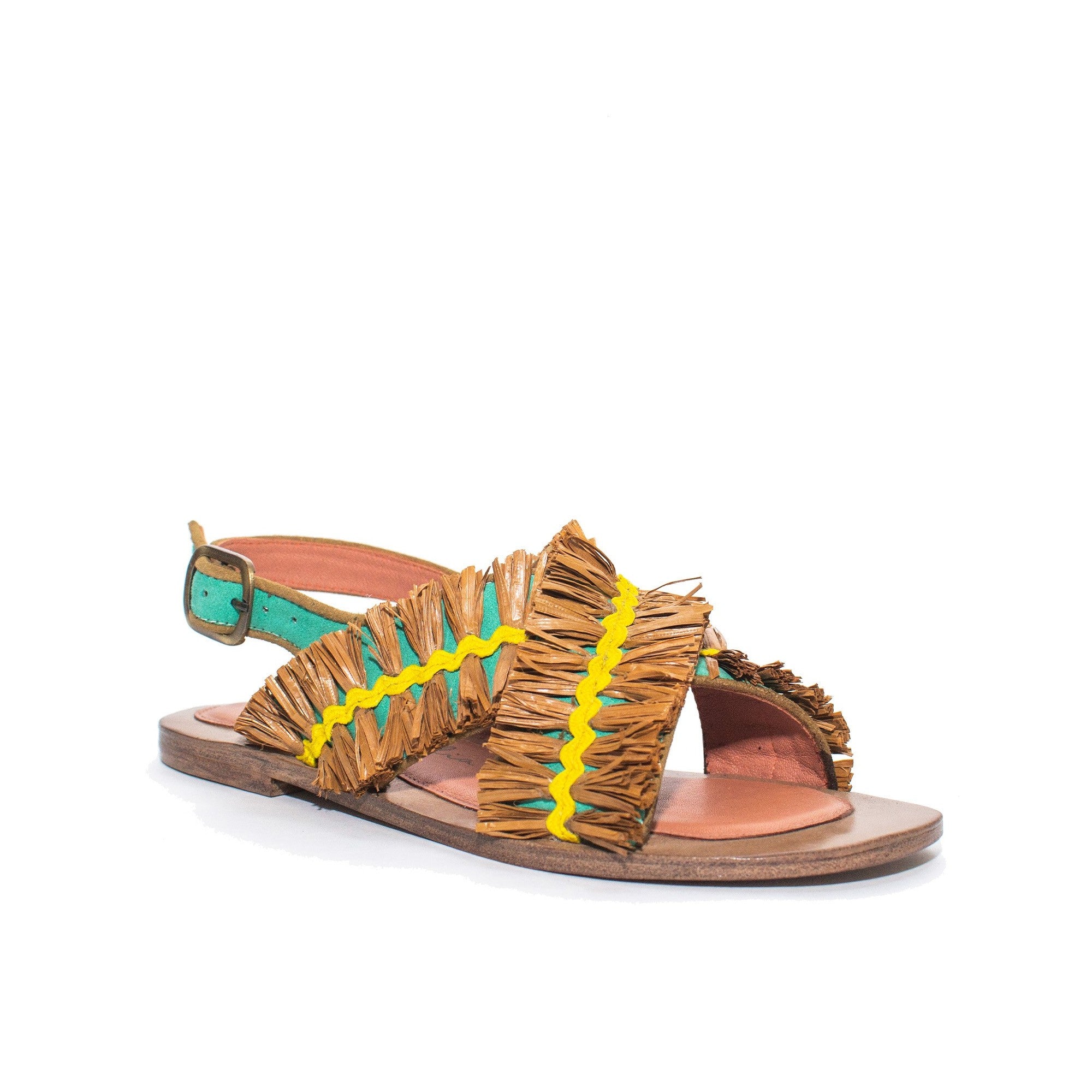 Sandales plates en daim turquoise avec franges en raphia brun et broderie jaune.